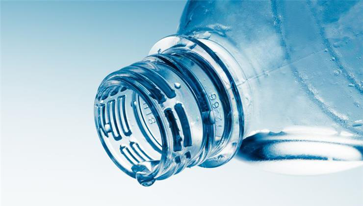 vizet önteni egy pohárból egy pohárba a magas vérnyomás miatt