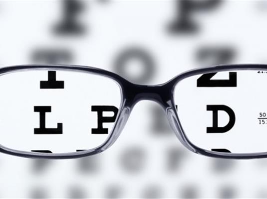 A kínos és kellemetlen szem tapaszolás módszere már a múlté, ha látáskorrekcióról van szó